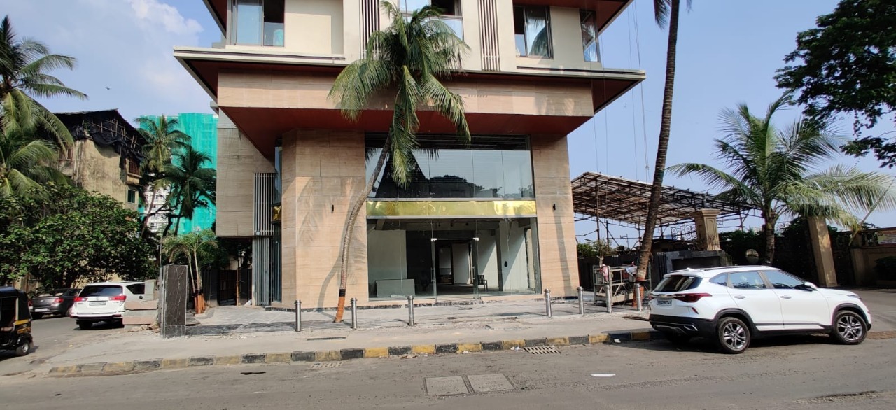 Showroom for Rent in D N Nagar Mumbai