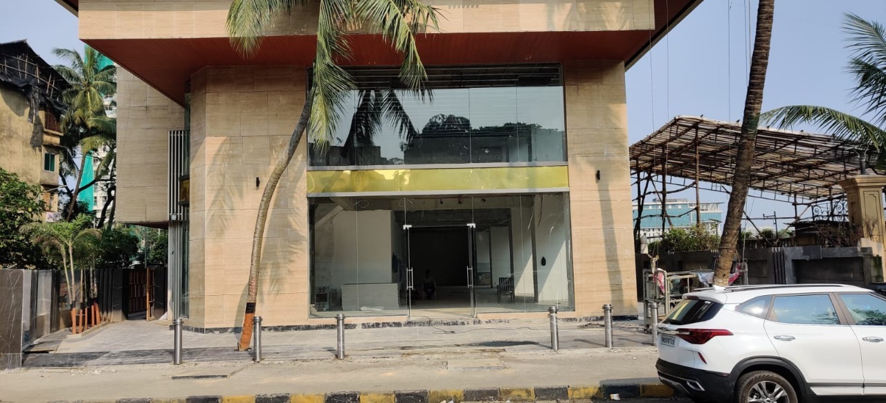 Showroom for Rent in D N Nagar Mumbai