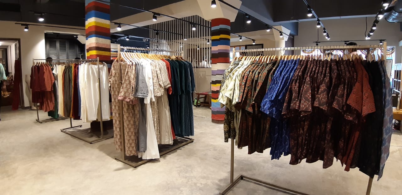 Showroom for Sale in Linking  Road Mumbai