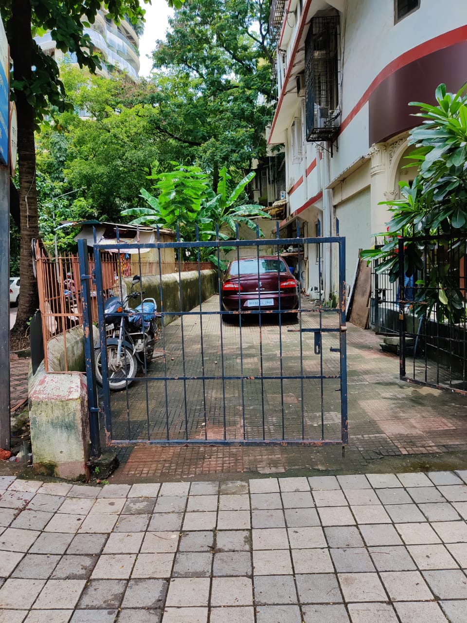 Showroom for Sale in Linking  Road Mumbai