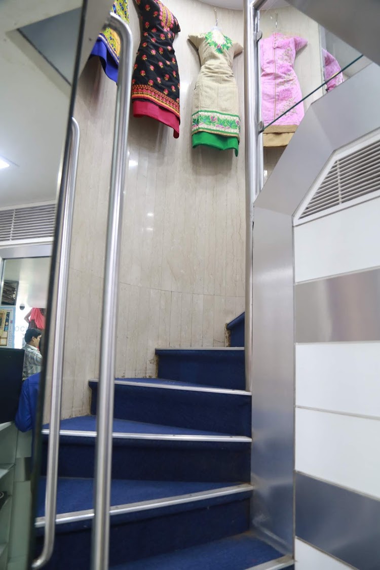 Shop for Rent in Linking  Road Mumbai