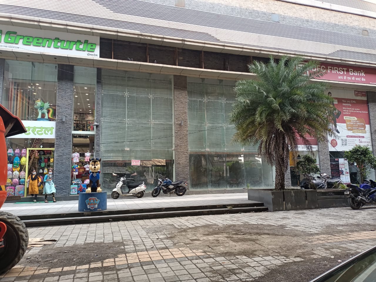 Showroom for Rent in Link Road Mumbai