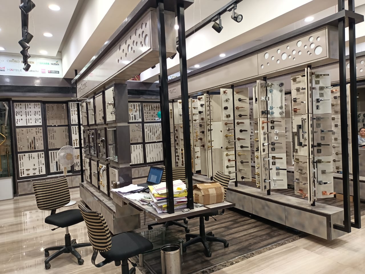 Showroom for Rent in S V Road Mumbai
