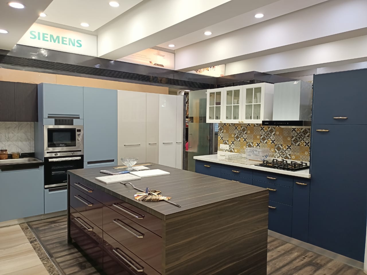 Showroom for Rent in S V Road Mumbai