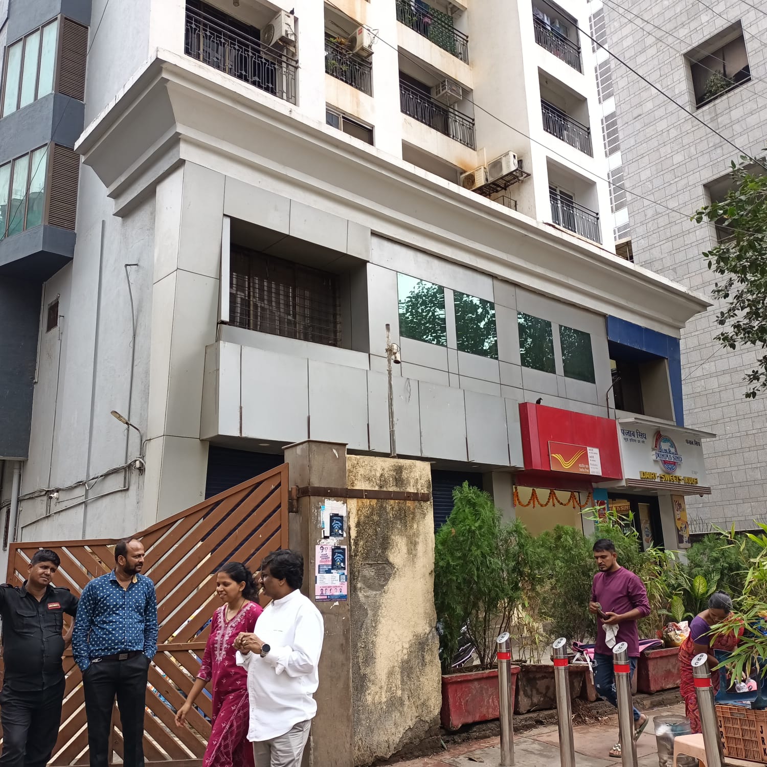 Showroom for Rent in S B Marg Mumbai