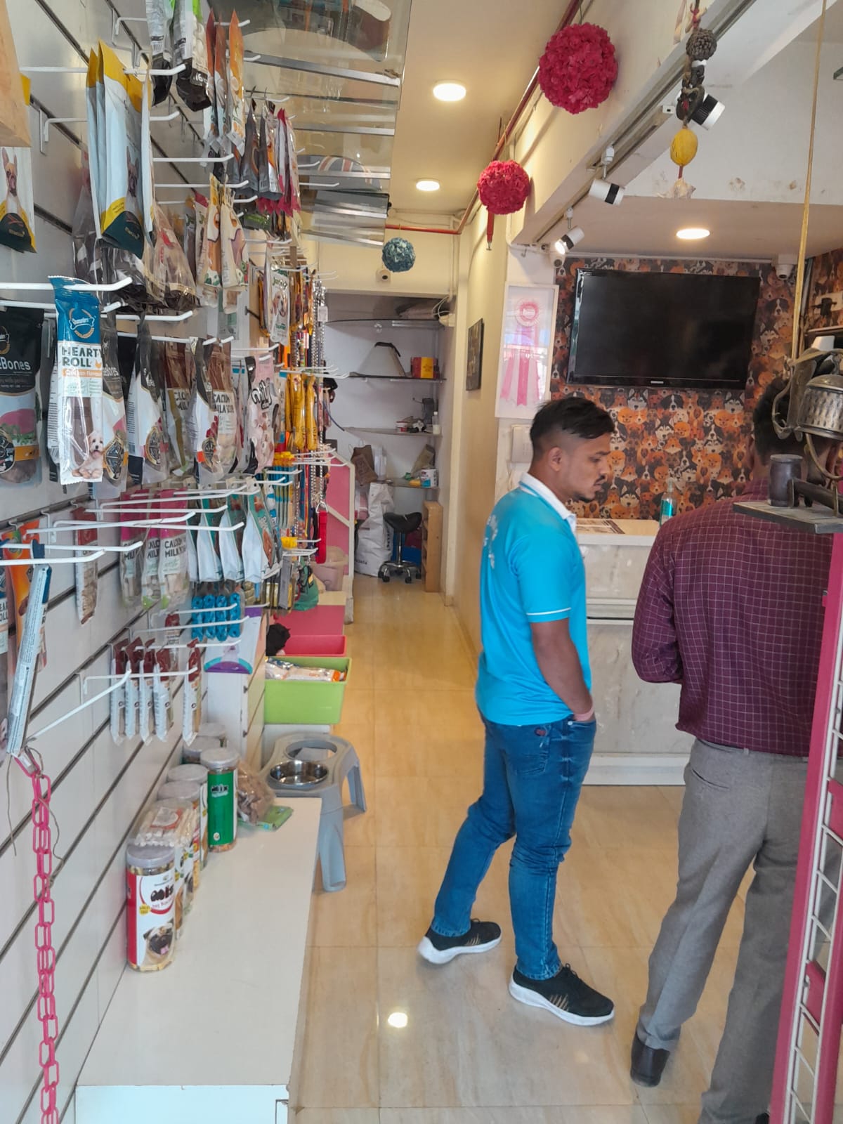 Shop for Rent in L J  Road Mumbai