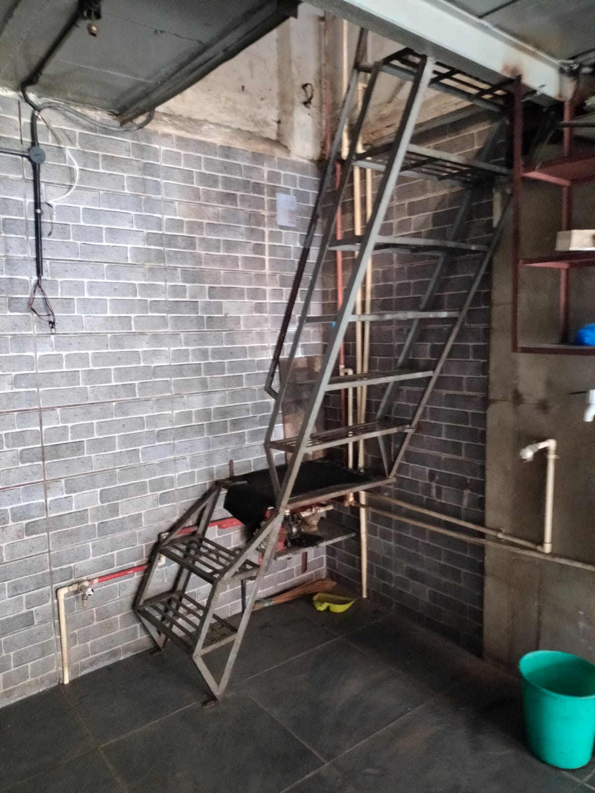 Showroom for Rent in Juhu Versova Link rd Mumbai