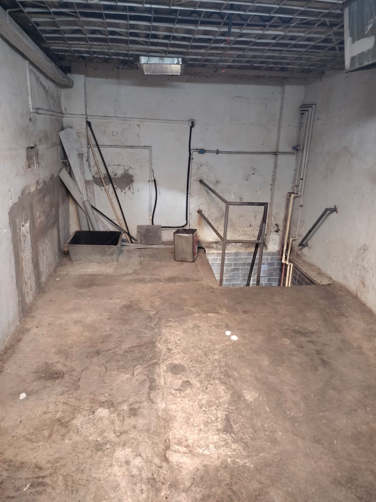 Showroom for Rent in Juhu Versova Link rd Mumbai