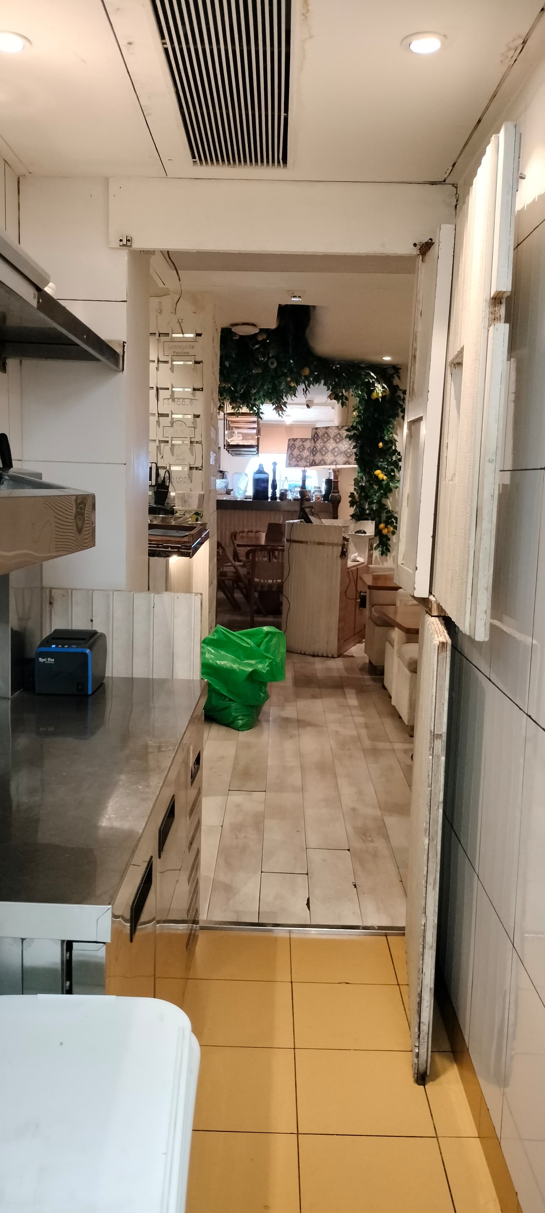 Restaurant for Rent in 35 Road Mumbai