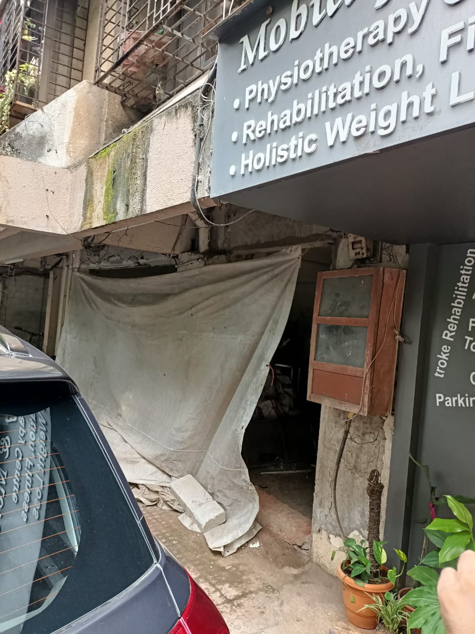 Salon for Rent in Guru Nanak Park Mumbai