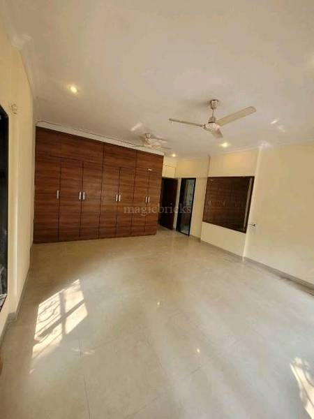 6 BHK Apartment for Sale in Gulmohar Cross rd no.4 Mumbai