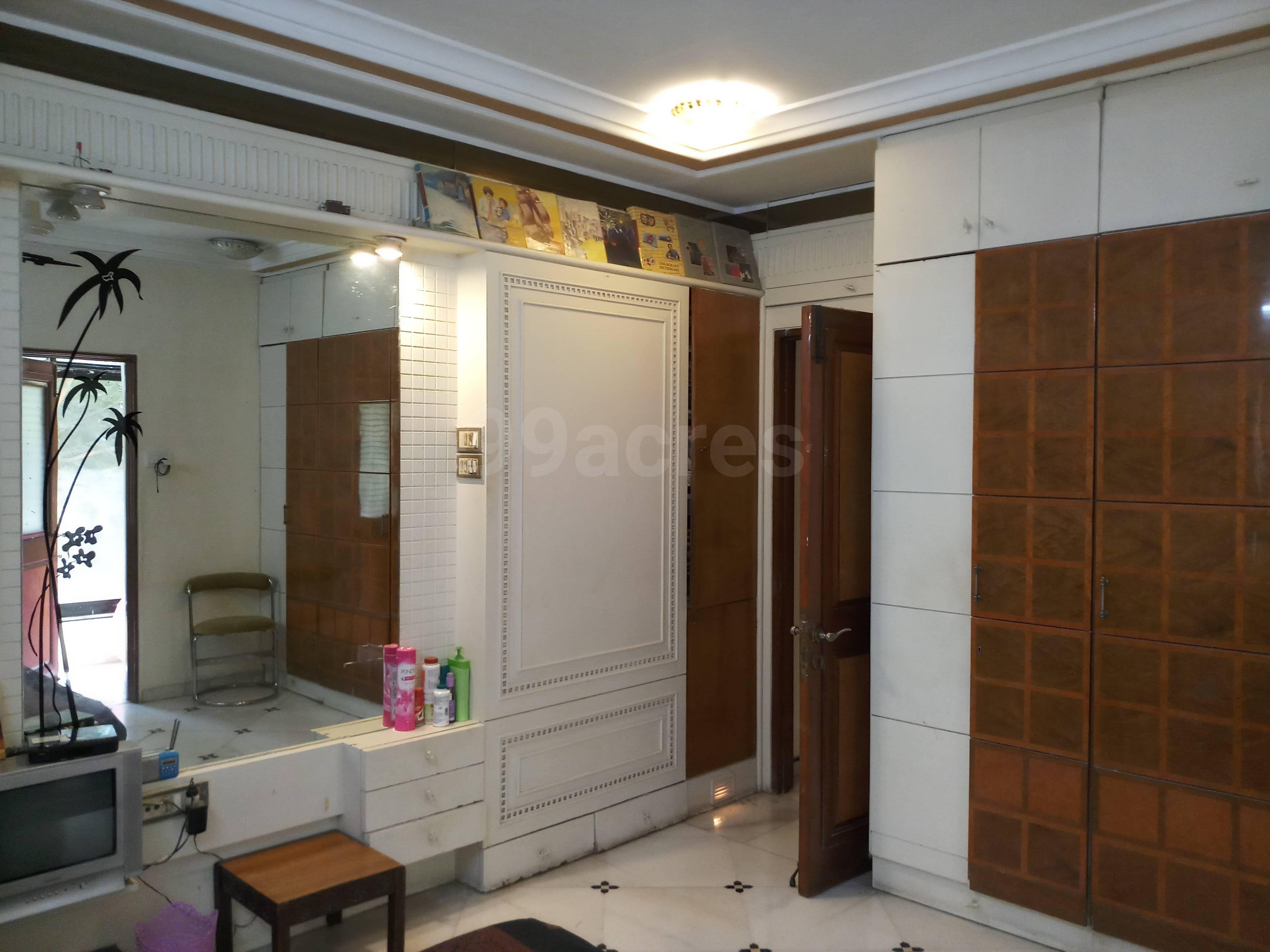 2 BHK Apartment for Sale in N S Road no.4 Mumbai