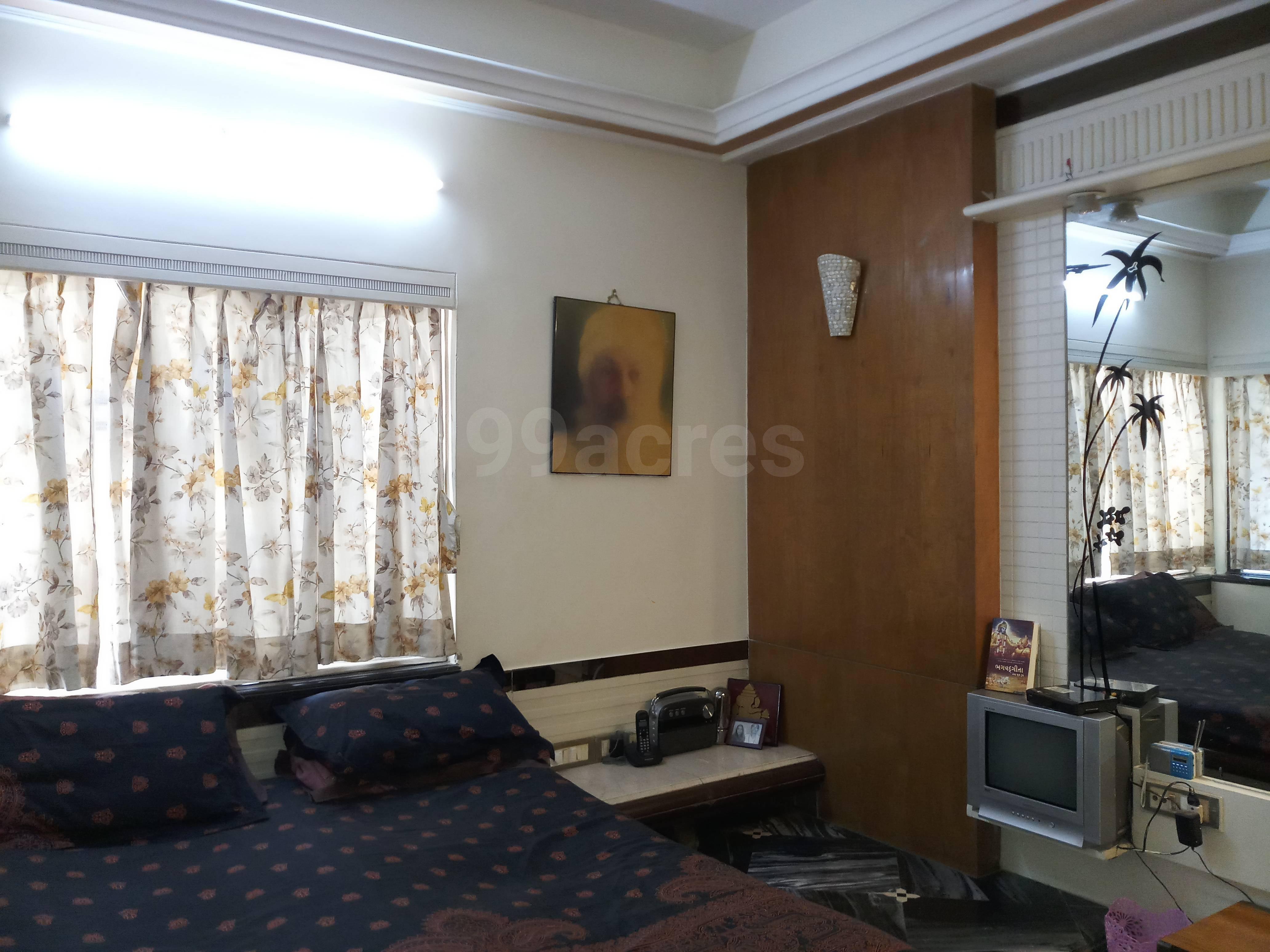 2 BHK Apartment for Sale in N S Road no.4 Mumbai