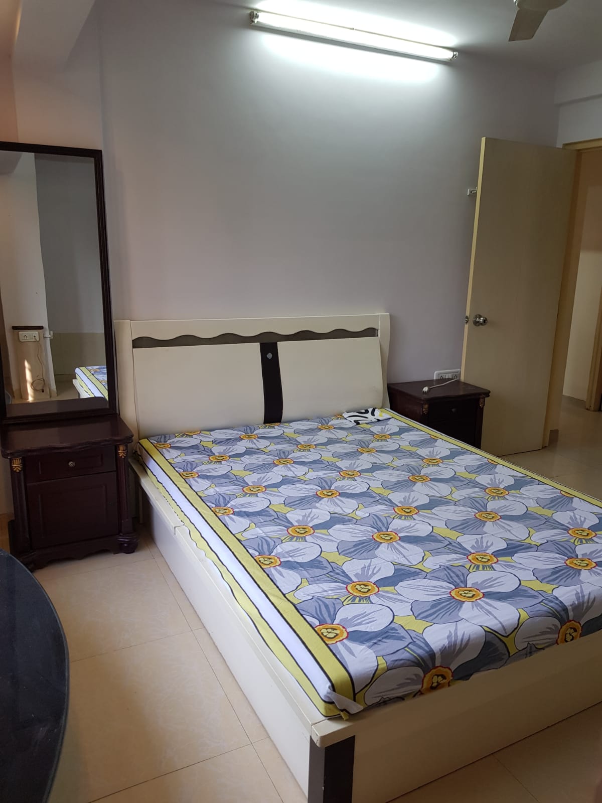 4 BHK Apartment for Sale in Yari Road Mumbai