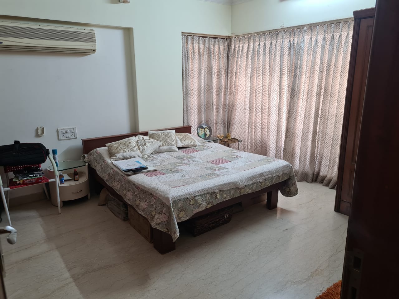 4 BHK Apartment for Rent in Off Linking Road Mumbai