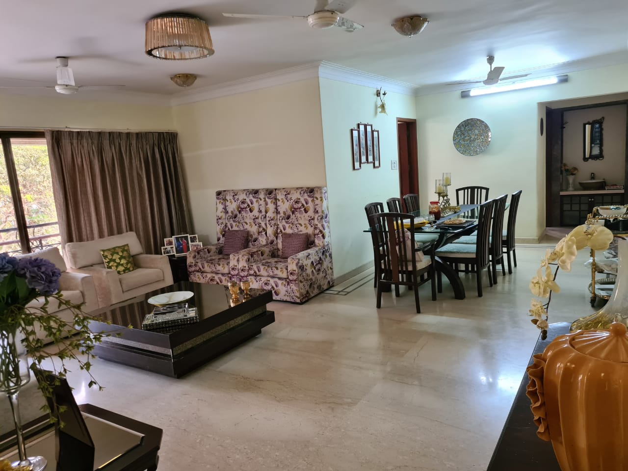 4 BHK Apartment for Rent in Off Linking Road Mumbai