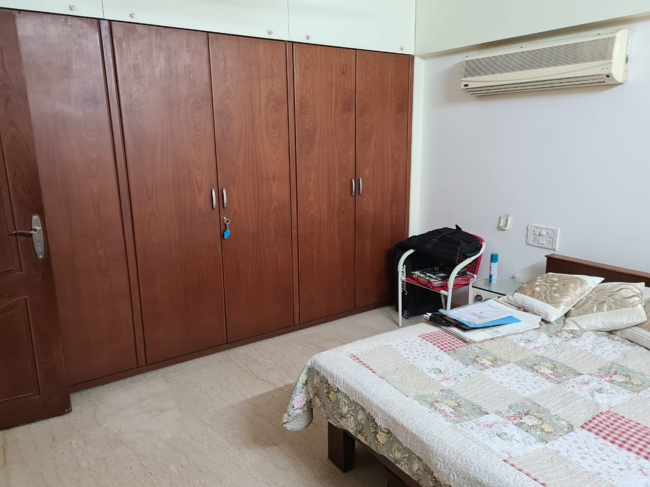4 BHK Apartment for Rent in Off Linking Road Mumbai
