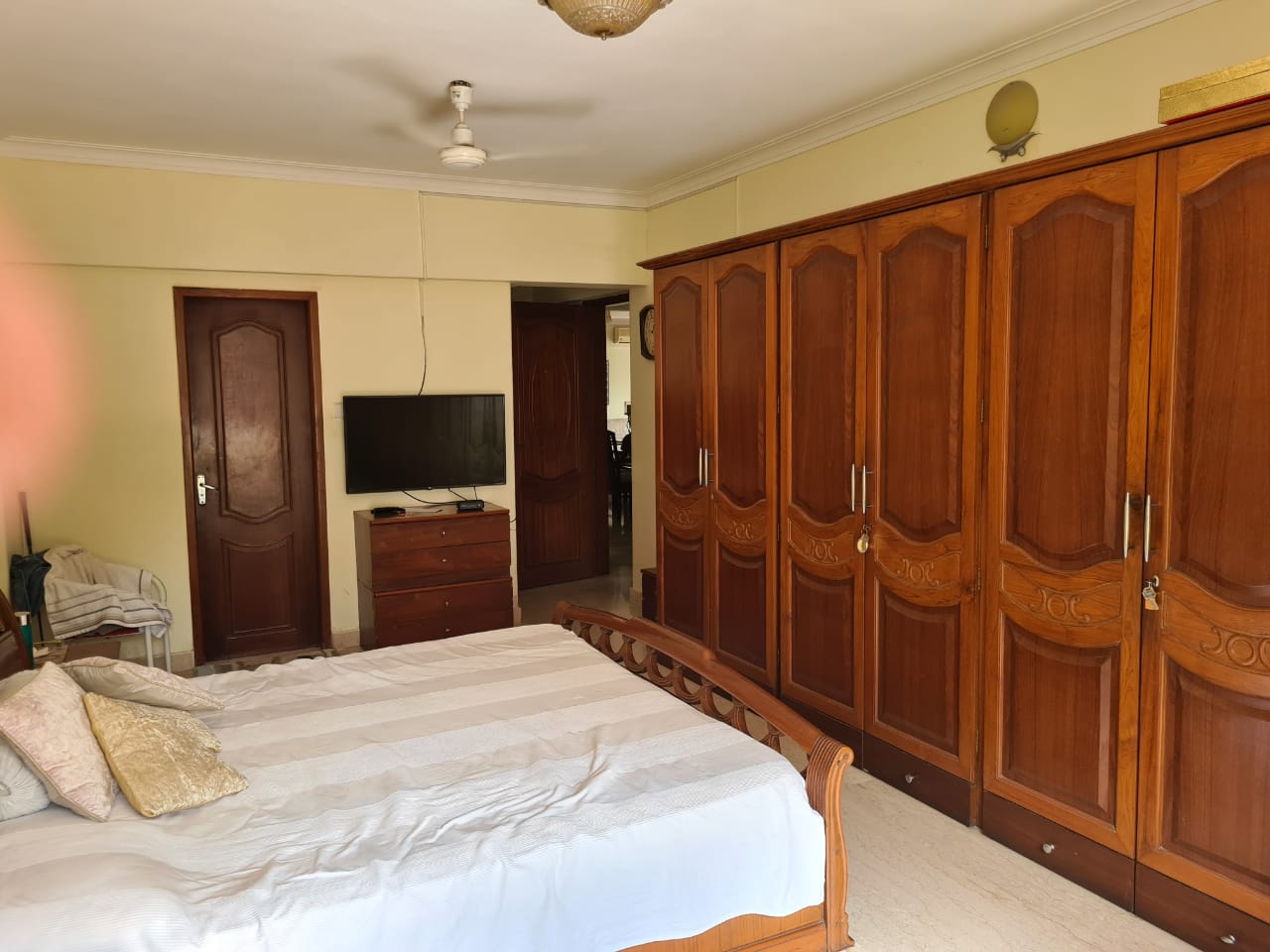 4 BHK Apartment for Rent in Off Linking Road Mumbai