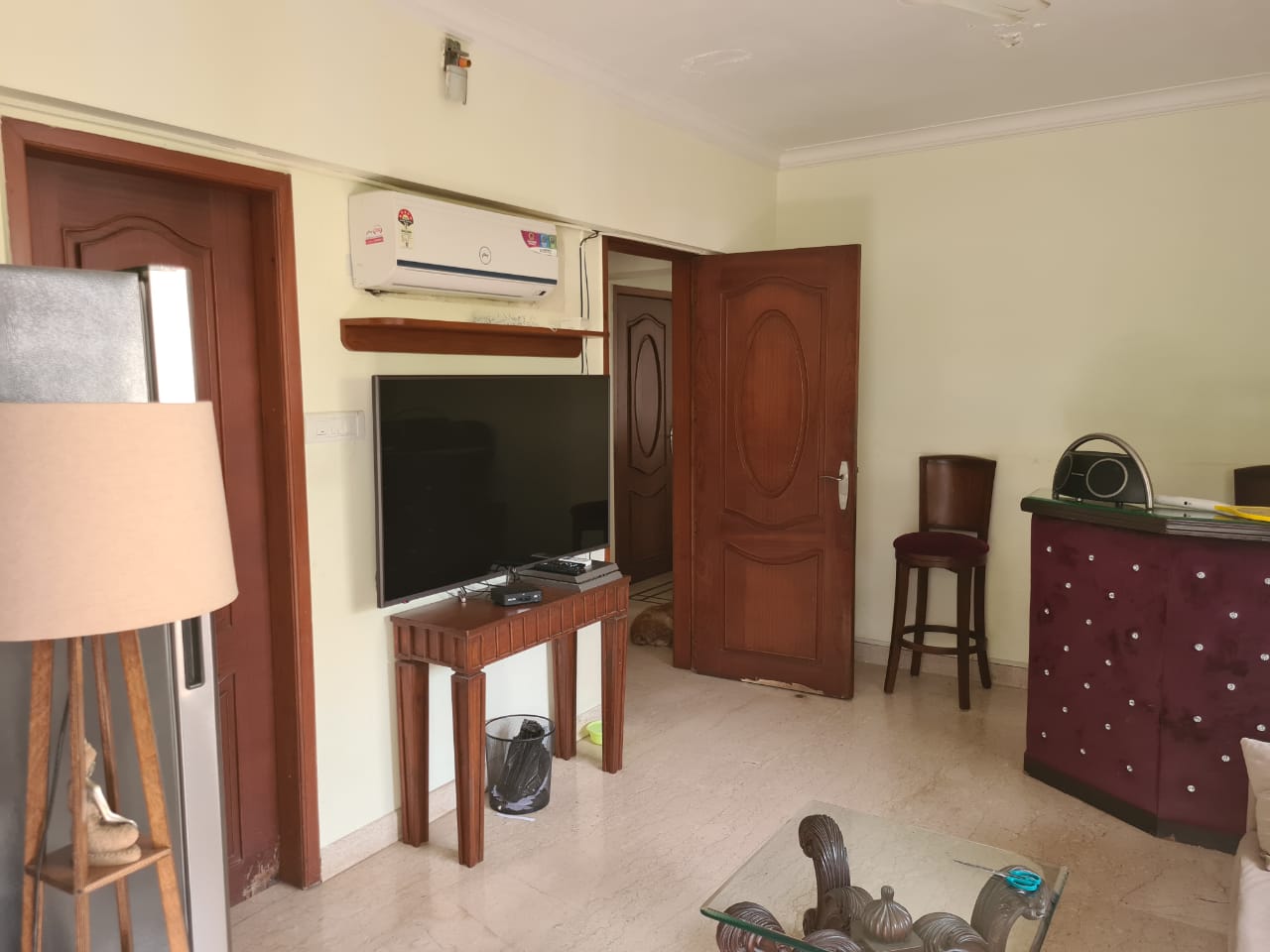 4 BHK Apartment for Rent in Off Linking Road Mumbai
