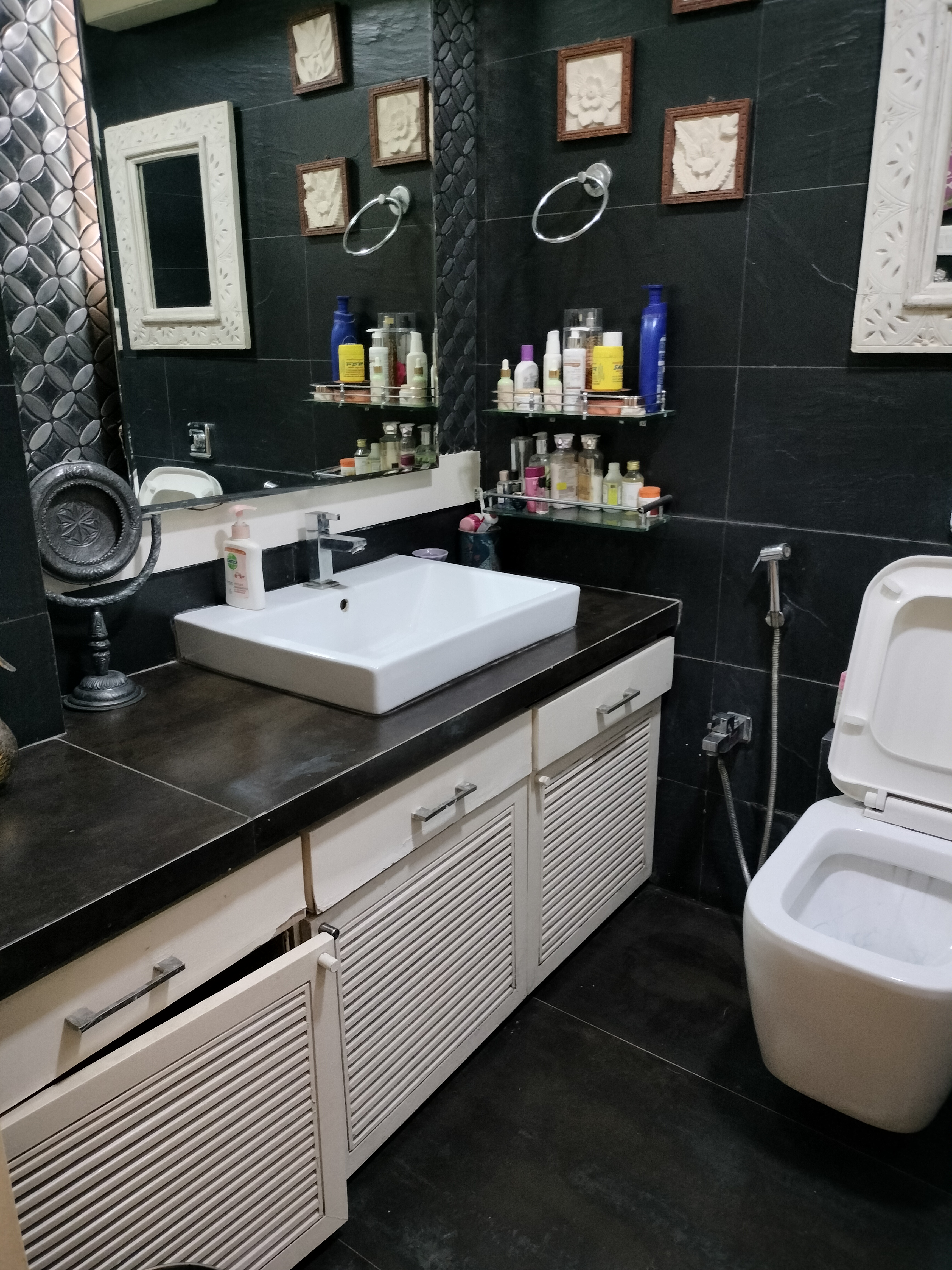 2 BHK Apartment for Rent in Pali Hill Mumbai