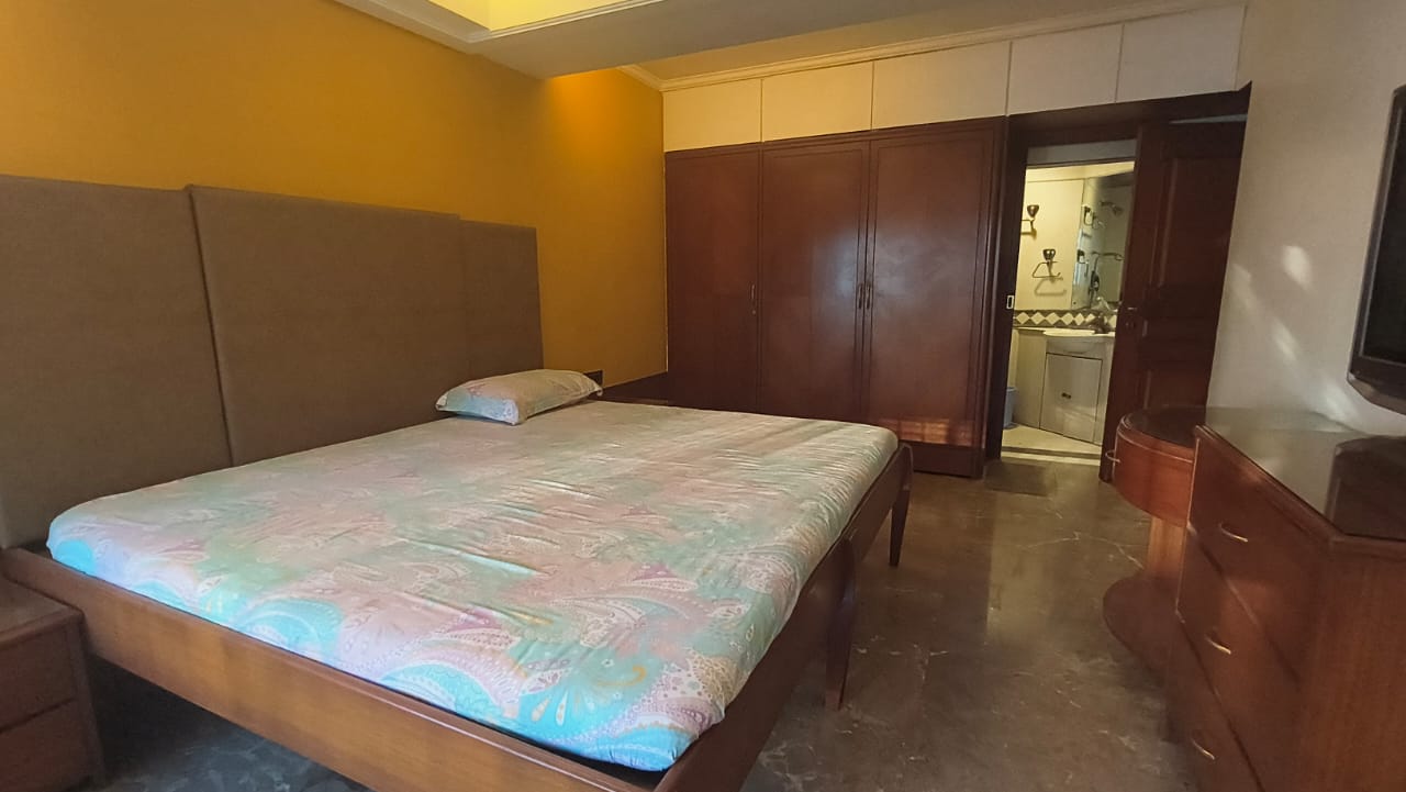 4 BHK Apartment for Sale in Santacruz West Mumbai