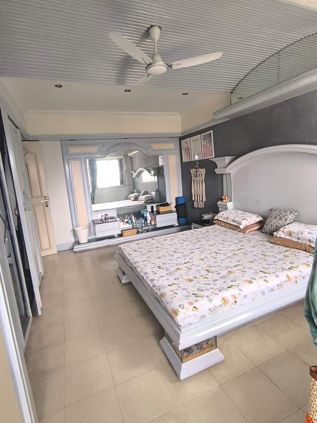 3 BHK Apartment for Rent in Linking Rd Mumbai
