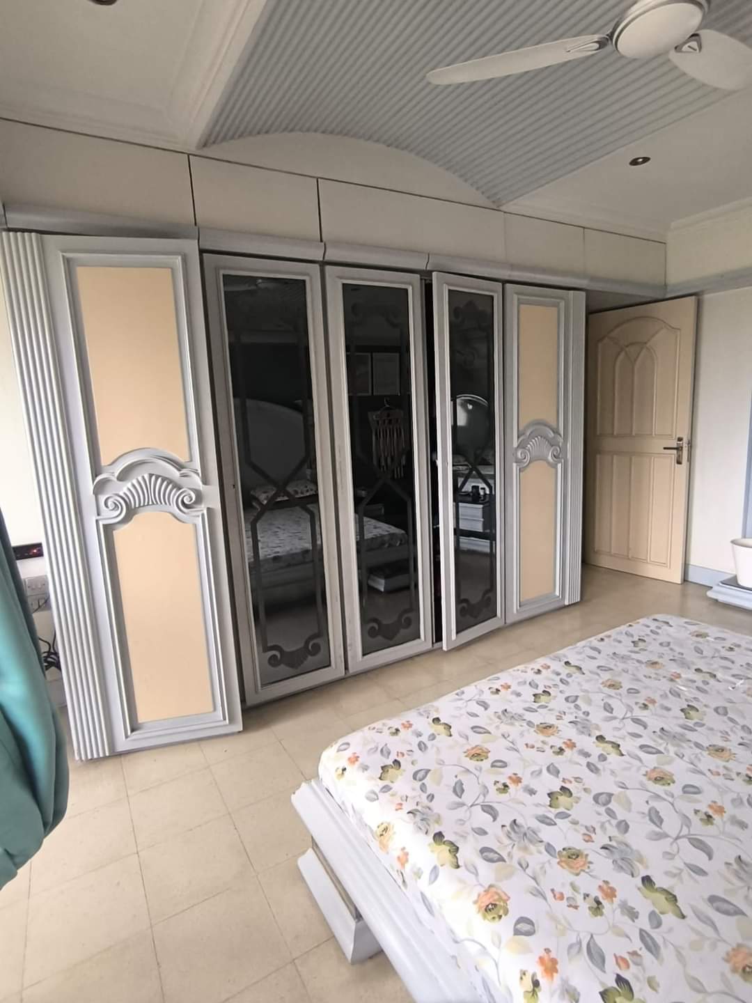 3 BHK Apartment for Rent in Linking Rd Mumbai