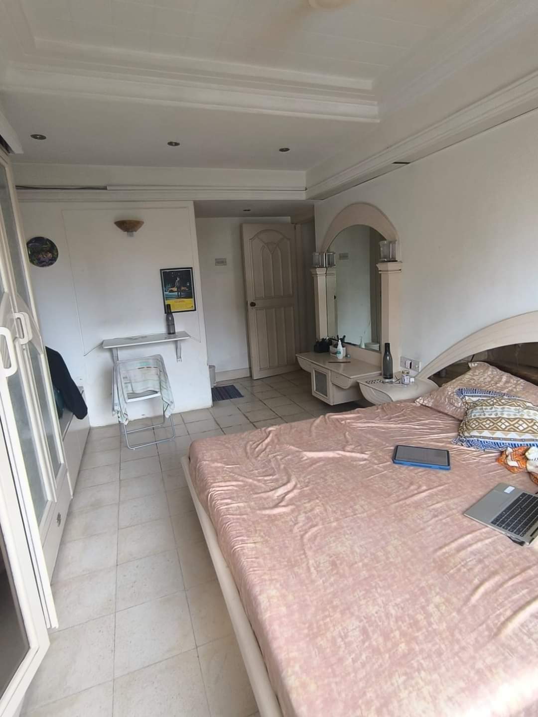 3 BHK Apartment for Rent in Linking Rd Mumbai
