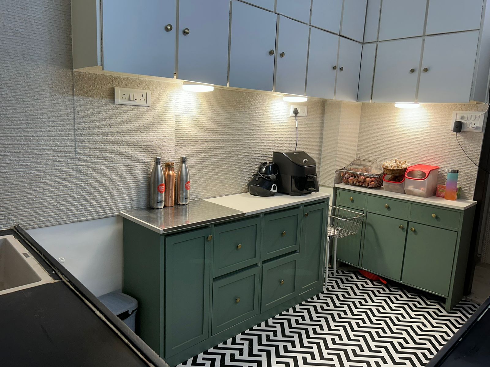 3 BHK Apartment for Rent in Gulmohar cross rd no.10 Mumbai