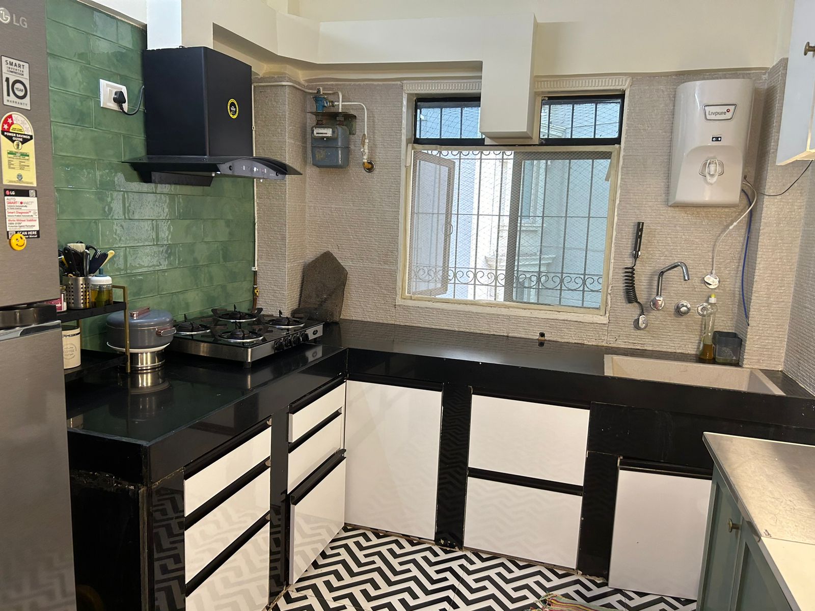 3 BHK Apartment for Rent in Gulmohar cross rd no.10 Mumbai